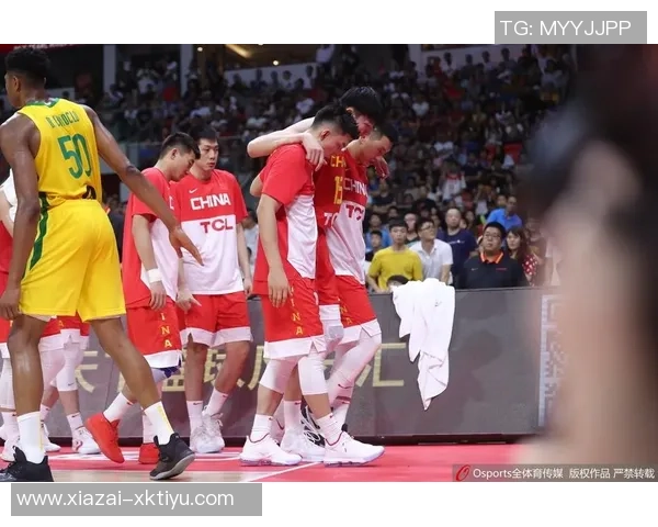 亚当斯在比赛中崴脚但表现稳定跑动无明显跛行状态良好 亚当斯在比赛中崴脚但表现稳定跑动无明显跛行状态良好